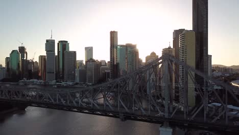 Luftaufnahme-von-Brisbane-Skyline-Sonnenuntergang---Story-Bridge