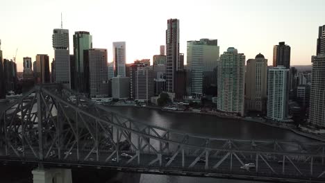 Luftaufnahme-von-Brisbane-Skyline-Sonnenuntergang---Story-Bridge