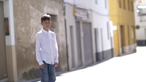 muchacho-divertido-escuchando-música-y-esperando-que-alguien-en-la-calle-en-el-casco-antiguo