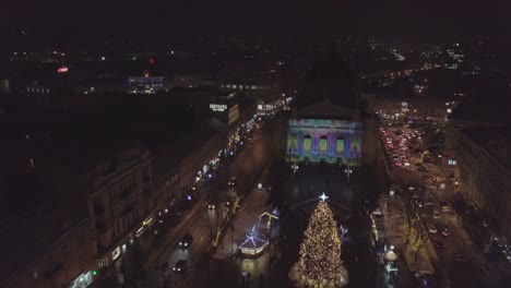 Lviv,-Ucrania.-Tiro-de-Arial.-Casa-de-la-ópera-de-Lvov.-Árbol-de-Navidad.-Feria-de-Navidad.-Personas-están-caminando-por-el-centro-de-la-ciudad.-Noche-de-invierno