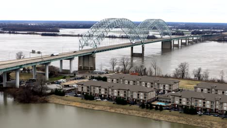 Blick-auf-die-Brücke-über-den-Mississippi-bei-Memphis,-Tennessee