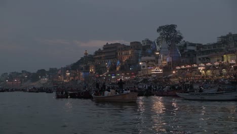 Varanasi,-am-Ufer-von-Ganga,-ist-die-spirituelle-Hauptstadt-Indiens-für-Hindus