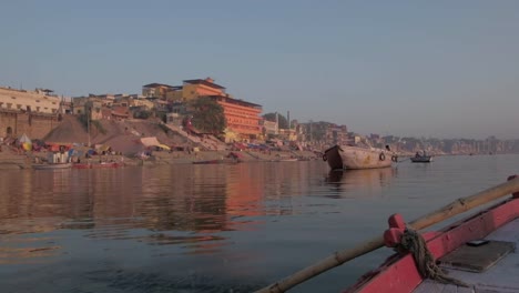 Varanasi,-en-las-orillas-de-ganga,-es-la-capital-espiritual-de-la-India-para-los-hindúes