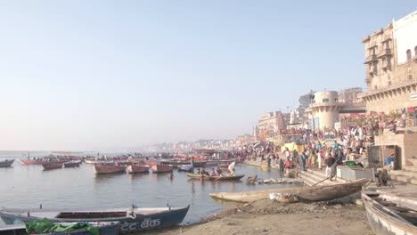 Varanasi,-am-Ufer-von-Ganga,-ist-die-spirituelle-Hauptstadt-Indiens-für-Hindus