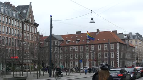 Regenbogenfahne-in-der-Innenstadt.-Regenbogenfahne-(LGBT-Bewegung)-flattert-im-Wind.-Nahaufnahme.