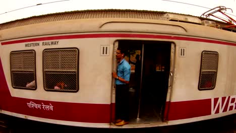 Nahverkehrszug-mit-Fahrgästen-startete-vor-der-örtlichen-Eisenbahn-in-Mumbai