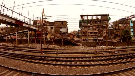 Lokale-Bahnlinien-Blick-vom-verlegten-Zug-auf-den-armen-Stadtteil-Mumbai