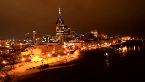 Night-timelapse-of-Nashville,-Tennessee-city-center-by-river