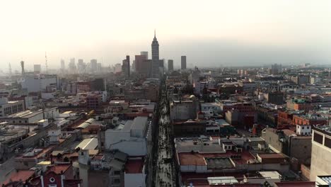 Mexiko-Stadt,-Überquerung-von-Madero-und-lateinamerikanischem-Turm,-Blick-auf-die-Altstadt-mit-Drohne