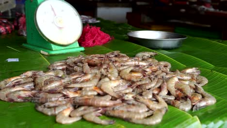 Camarones-frescos-en-el-mercado-de-pescado-tradicional