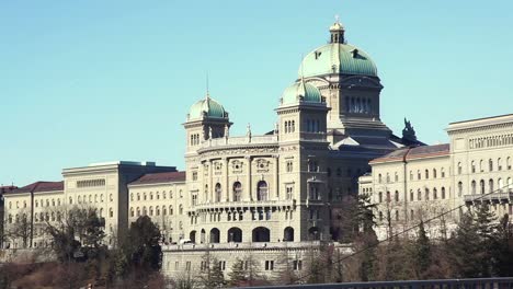 HD:-Bundeshaus-in-Bern-with-Tram-Passing