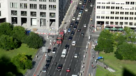 Coche-de-carril-múltiple-tráfico-En-Potsdamer-Platz-en-Berlín,-Alemania