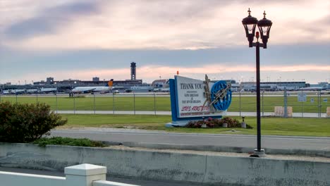 New-Orleans-Flughafen-MSY-Verkehr-in-der-Abenddämmerung