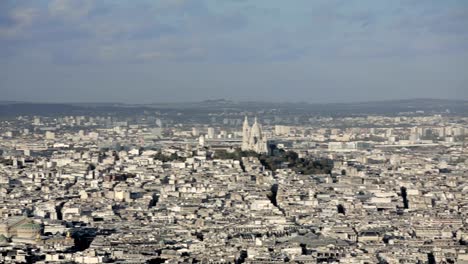 París,-Francia,-20-de-noviembre-de-2014:-Toma-aérea-de-introducción-del-Sacre-coeur.