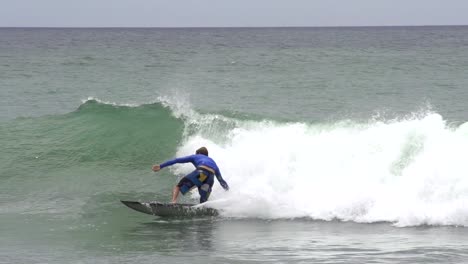 ZEITLUPE:-Surfer-reiten-große-Wellen