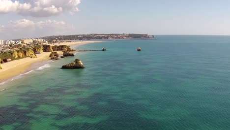 Luftaufnahme-von-Praia-da-Rocha-in-Portimao-der-Algarve,-Portugal