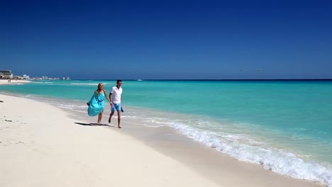 Young-couple-running--on-beach