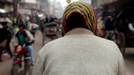 Reiten-ein-Fahrrad-taxi-in-Varanasi,-Indien.