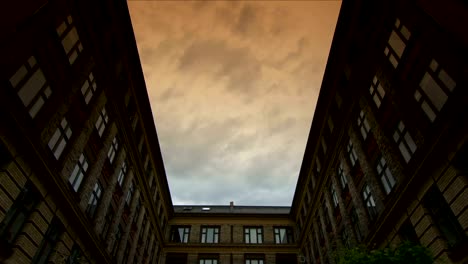 Wolken-vorbei-über-courtyard,-Vesterbro,-Kopenhagen