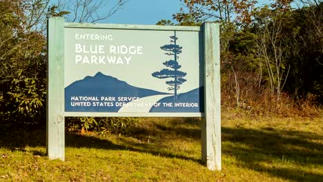 Eingabe-Blue-Ridge-Parkway-Beschilderung-in-der-Berge-von-North-Carolina