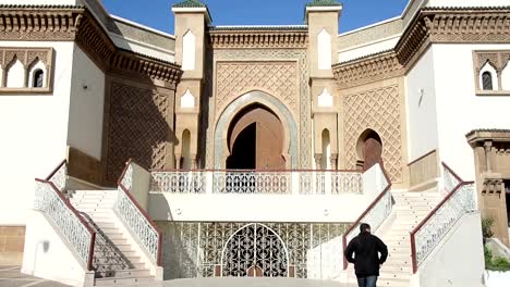 Menschen-zu-Fuß-in-die-Loubnan-Moschee-in-Agadir