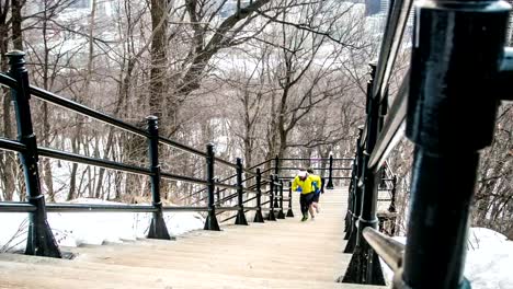 Trail-runners-training-in-the-city