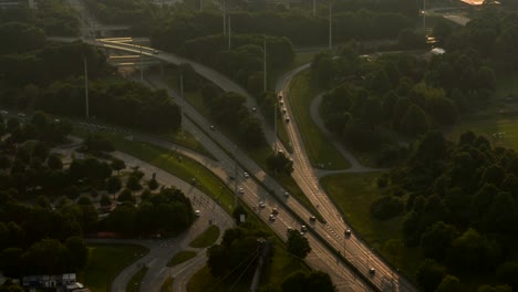 Autos-Sie-den-highway-an-der-Ausfahrt-München