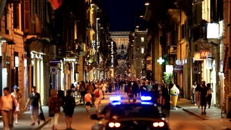 Tourist-Walking-on-the-street-of-Rome