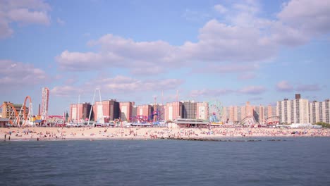 brighton-beach,-Blick-auf-den-pier-4-k-Zeitraffer-von-coney-island,-New-York