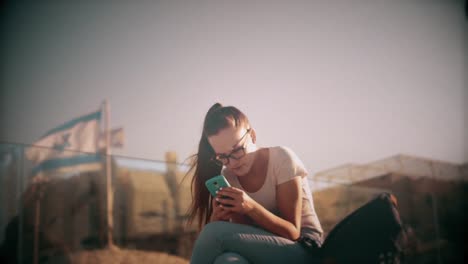 Adolescente-usando-teléfono-inteligente-en-la-ciudad-de-Jerusalén-antigua