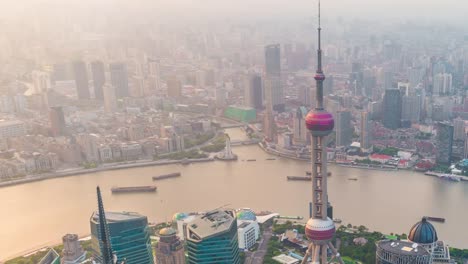 Oriental-Pearl-Tower-in-der-Abenddämmerung