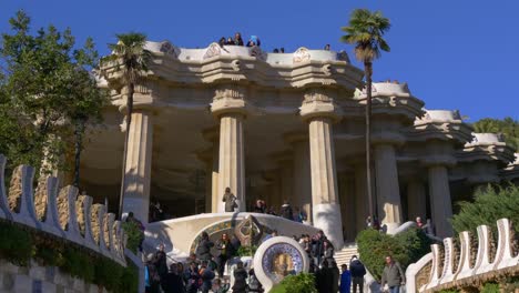 Sonnigen-Tag-gaudi-überfüllten-tourist-Eingang-4-k-barcelona,-Spanien