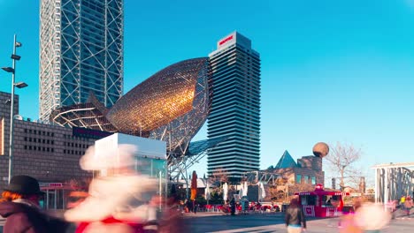 La-Barceloneta-la-luz-solar-bahía-de-pescado-esculturas-de-metal-4-K-lapso-de-tiempo-de-España