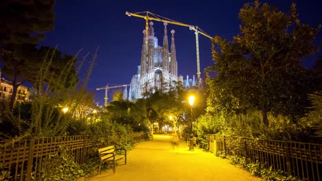 Nachtlicht-barcelona,-der-Sagrada-Familia-Park-Bewegung-4-k-Zeitraffer-Spanien