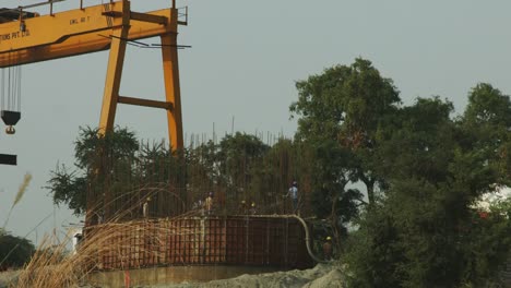 Time-Lapse-shot-of-manual-workers-working-at-a-construction-site