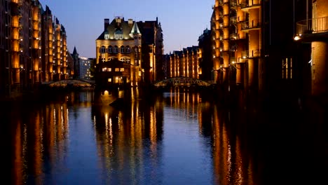 Parte-de-la-vieja-Speicherstadt-en-Hamburgo,-Alemania.-Iluminado-por-la-noche