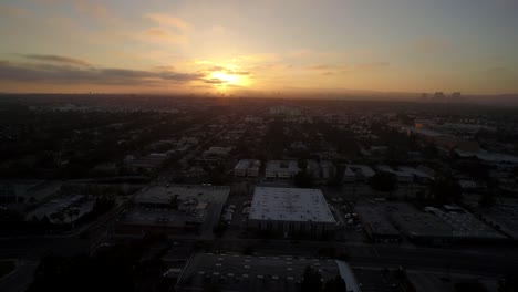 Vista-aérea-del-atardecer-de-la-ciudad-de-Los-Ángeles-y-de-Oeste-Hollywood,-California,-ESTADOS-UNIDOS