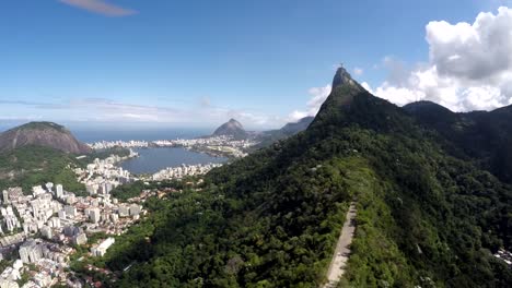 Vista-aérea-de-Cristo-Redentor,-Corcovado-y-el-ciudad-de-Rio-de-Janeiro,-Brasil