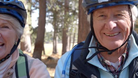 Cerrar-foto-de-pareja-Senior-en-las-bicicletas-en-un-bosque