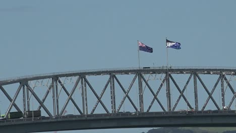 Neu-Zealand-Nationalen-Flagge-und-Silberfarn-Flagge-auf-Auckland-Hafen-Brücke