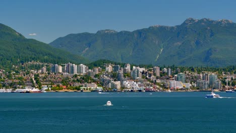 4-K-el-norte-de-Vancouver-montañas,-Puerto-bus-marítimo-y-paisaje-urbano-de-Vancouver