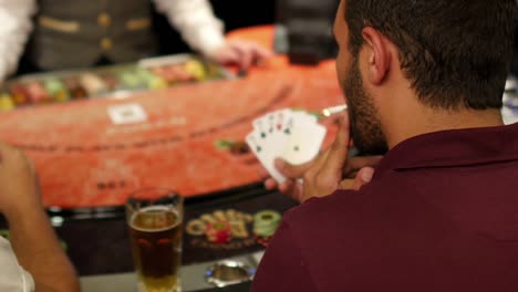 Jugar-jugadores-en-el-casino-para-jugar-póquer-mesa-de-juego