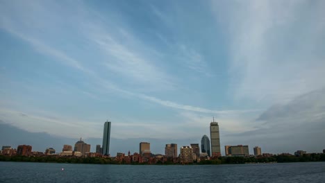 Zeitraffer-die-Boston-Skyline-entlang-des-Charles-River.