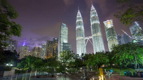 Malaysia-Gewitter-Himmel-KLCC-Park-Petronas-Twin-Towers-Panorama-4-k-Zeit-hinfällig,-Kuala-lumpur