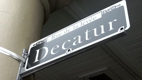 Straßenschild-Decatur-Street-in-New-Orleans