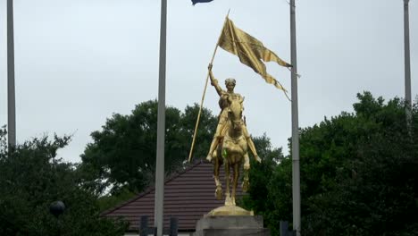Goldene-Statue-der-Jungfrau-von-Orleans-Joan-D-Arc---in-New-Orleans