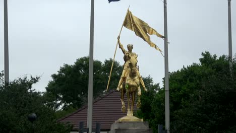 Estatua-de-oro-de-la-doncella-de-Orleans-Joan-D-arco---en-Nueva-Orleans