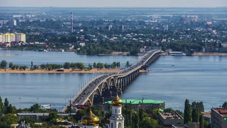 Brücke-über-den-Fluss-in-der-Stadt-Verkehr-und-Schiffe-Zeitraffer