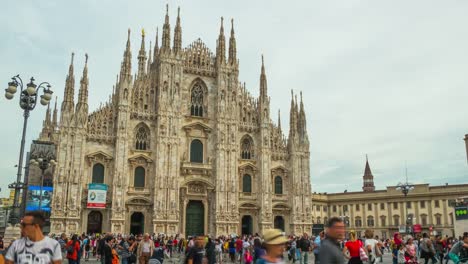 Catedral-del-duomo-Milán-Italia-día-luz-llena-Plaza-panorama-4k-lapso-de-tiempo