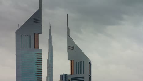 Ve-el-cielo-lluvioso-superior-edificios-famosos-de-mundo-Dubai-4-k-tiempo-lapso-Emiratos-Árabes-Unidos